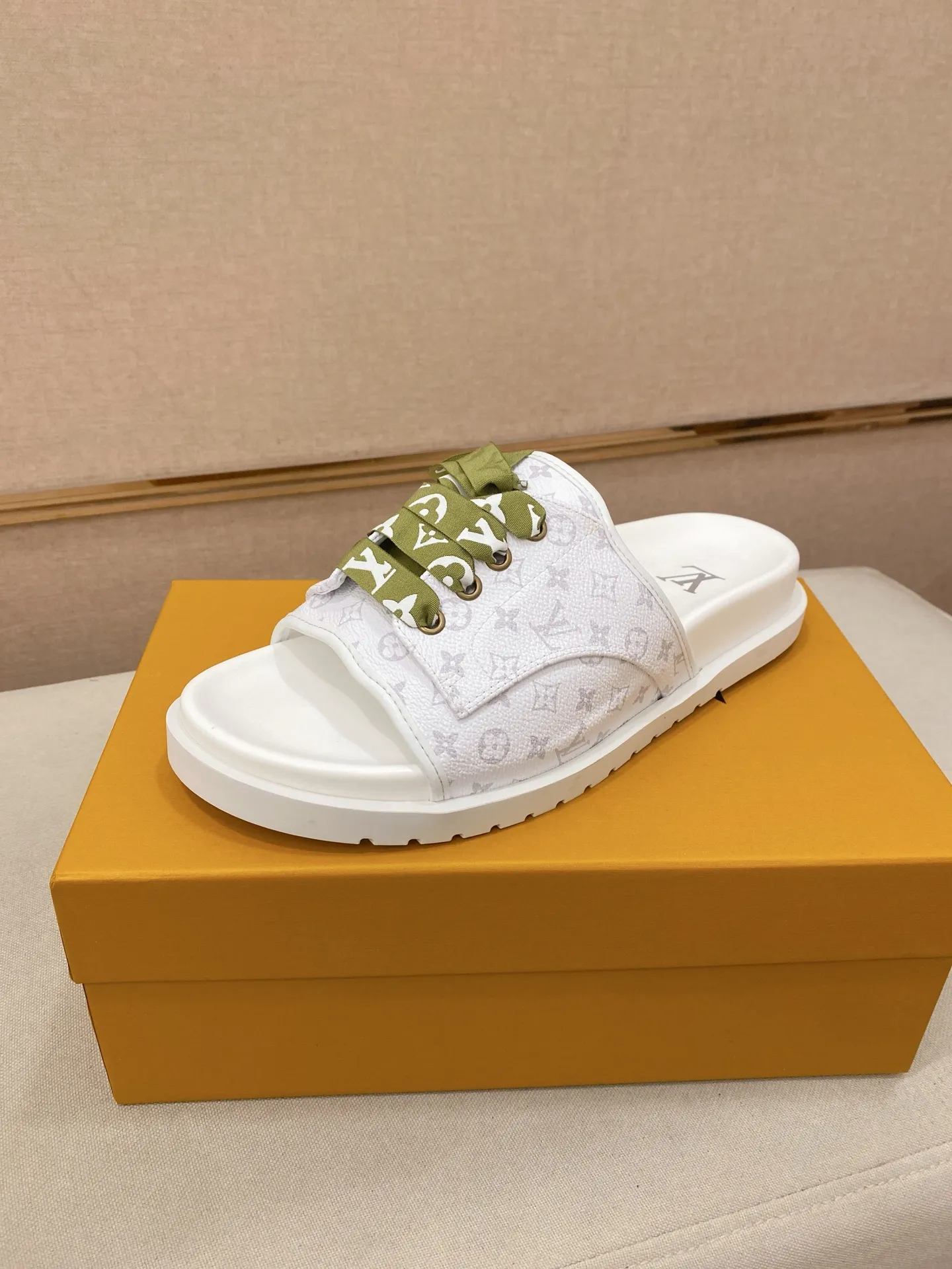 Men's shoes 💰: 340💰Made by LV🔍Top purchasing agents. Men's spring and summer slippers are available at the same counter. The uppers are imported cowhide from Italy, with logo graphics and high-quality craftsmanship. Soles: original soles specially provided by the original factory. Exclusive movable molded soles are super comfortable. Original goods follow orders. 🔍🔍High quality. You can enter and exit the counter at will. Welcome to compare. Size 38-44.